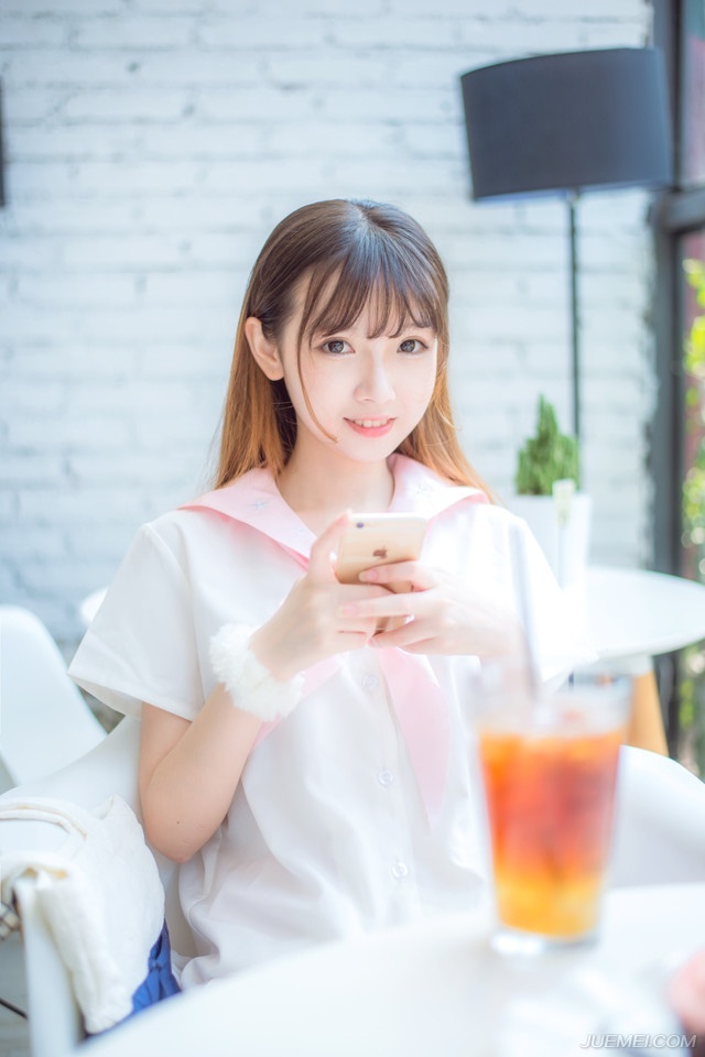 “军师，若事不可违的话，不如……”诸葛亮身边，年轻的马谡看向诸葛亮，犹豫了一下，开口劝道。